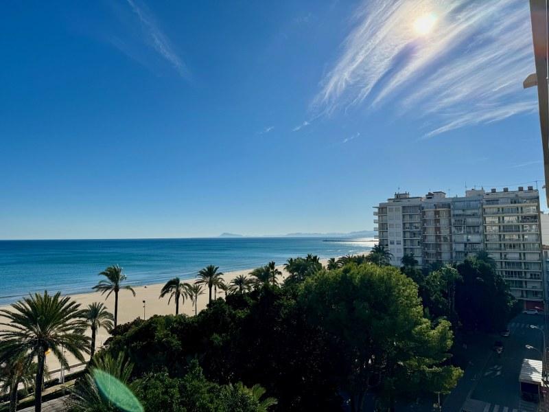 Apartamento en 1ª Línea Vistas Frontales al Mar y a la Ciudad 4 Habitaciones y 2 Baños Completos Zona Playa de San Antonio a 10 Metros del Paseo Marítimo de Cullera!!!!