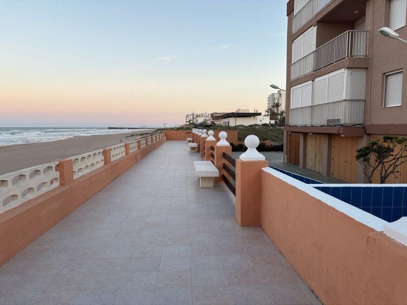 Playa del Perellonet 1ª Línea con Vistas Laterales al Mar Totalmente Reformado y Amueblado con Duchas y Plaza de Garaje Comunitaria Oportunidad!!!!