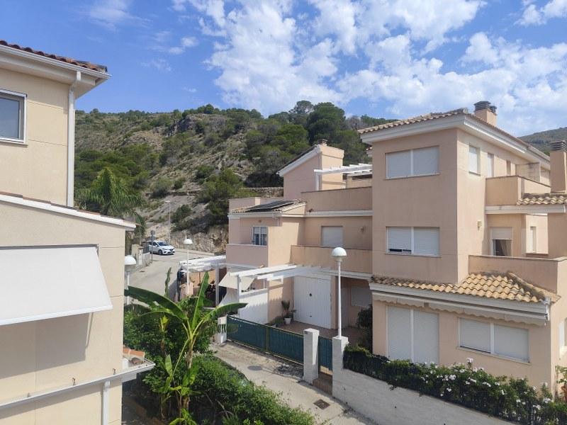 Adosado en Excelente Estado 4 Habitaciones y 3 Baños Completos con Piscina, Tenis, Bar y Parque Infantil a 300 Metros de la Playa y del Paseo Marítimo de Cullera!!!!