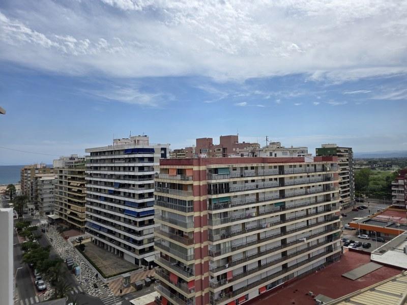 Ático Totalmente Reformado y Amueblado con Terraza Exterior de 20 Metros Cuadrados con Vistas Lejanas al Mar y a la Ciudad a 300 Metros de la Playa Oportunidad!!!!
