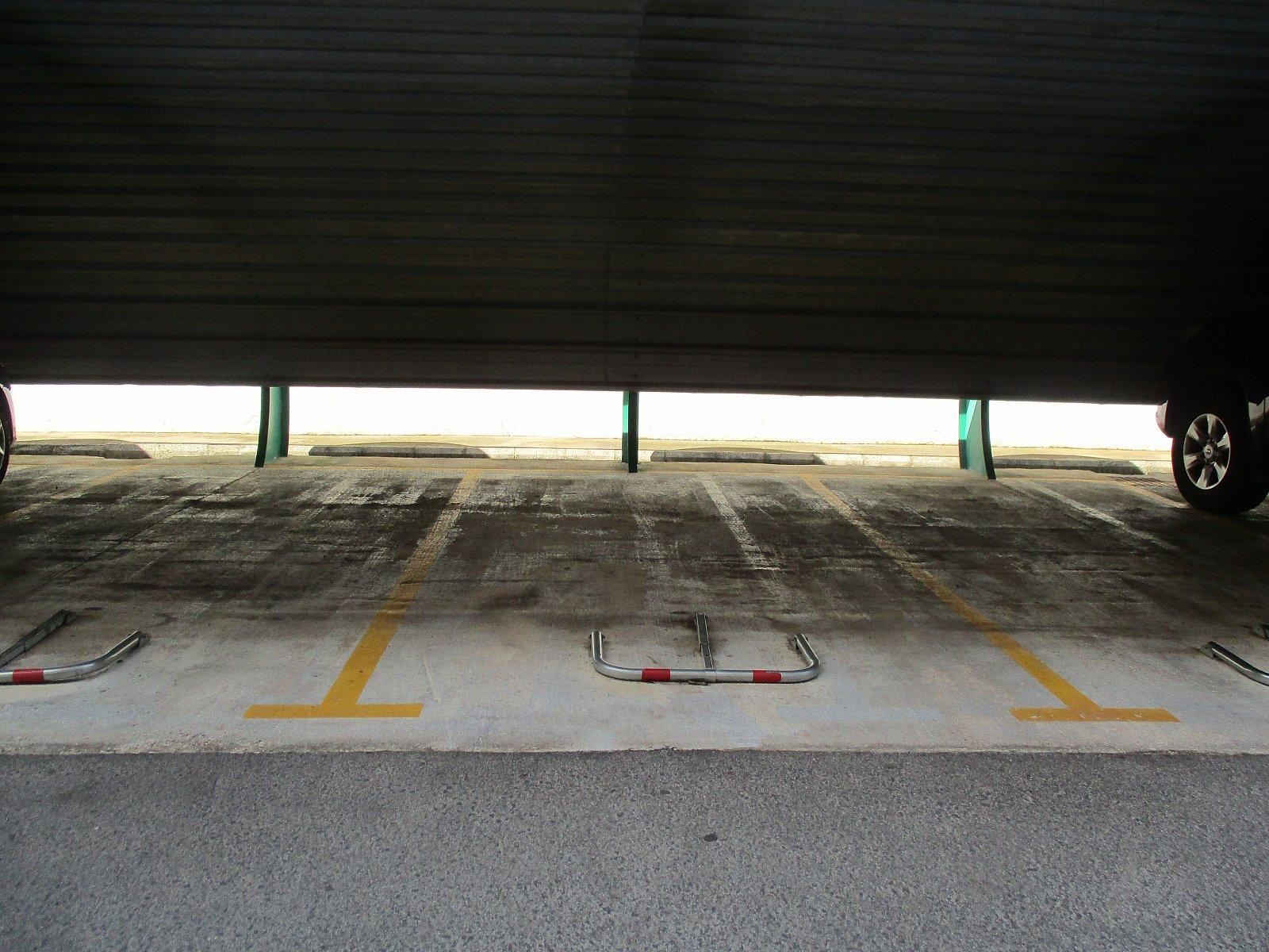 Plaza de Garaje de Raya Techada en la Urbanización Florazar en la Zona de Finales de San Antonio Principios de la Zona del Racó Oportunidad!!!!