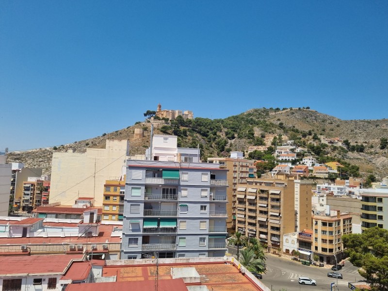 Ático en la Zona de San Antonio Terraza Exterior de 15 Metros cuadrados y Estupendas Vistas al Castillo de Cullera y a la Ciudad y por la Terraza Trasera Vistas Parciales al Mar!!!!