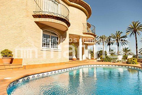 Chalet Independiente en Excelente Estado con Varias Terrazas Exteriores Vistas al Mar Piscina y Garaje para Estacionar Varios Vehículos Situado a Pie de Playa!!!!